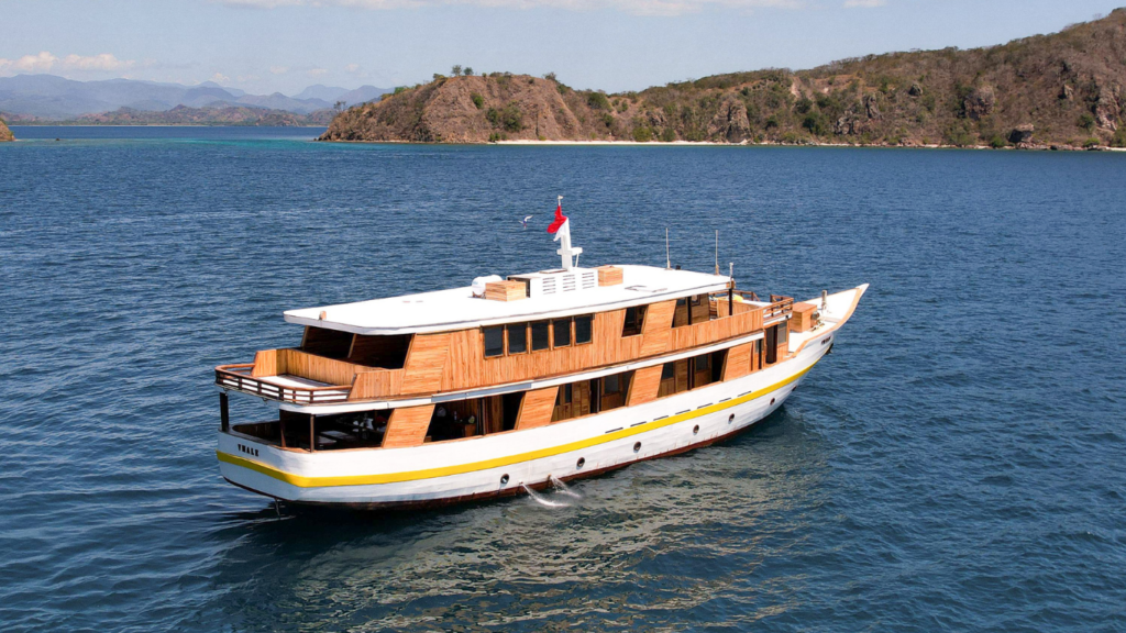 Komodo Sailing Tour, Vhale Liveboard, open trip labuan bajo, labuan bajo, open trip labuan bajo, komodo national park, komodo island, komodo dragon, pink beach, padar island, Kelor island