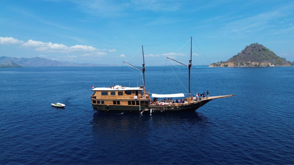 Komodo Sailing Tour, Black Beard Phinisi, open trip labuan bajo, labuan bajo, open trip Black Beard phinisi, komodo national park, komodo island, komodo dragon, pink beach, padar island, Kelor Island, Labuan Bajo tour