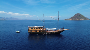Komodo Sailing Tour, Black Beard Phinisi, open trip labuan bajo, labuan bajo, open trip Black Beard phinisi, komodo national park, komodo island, komodo dragon, pink beach, padar island, Kelor Island, Labuan Bajo tour