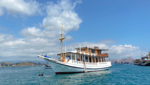 Komodo Sailing Tour, North Blue Phinisi, open trip labuan bajo, labuan bajo, open trip North Blue phinisi, komodo national park, komodo island, komodo dragon, pink beach, padar island, Kelor Island, Labuan Bajo tour, island hopping