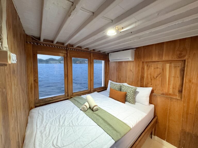 Diara La Oceano Phinisi, open trip labuan bajo, labuan bajo, open trip North Blue phinisi, komodo national park, komodo island, komodo dragon, pink beach, padar island, Kelor Island, Labuan Bajo tour, island hopping, Komodo Sailing Tour