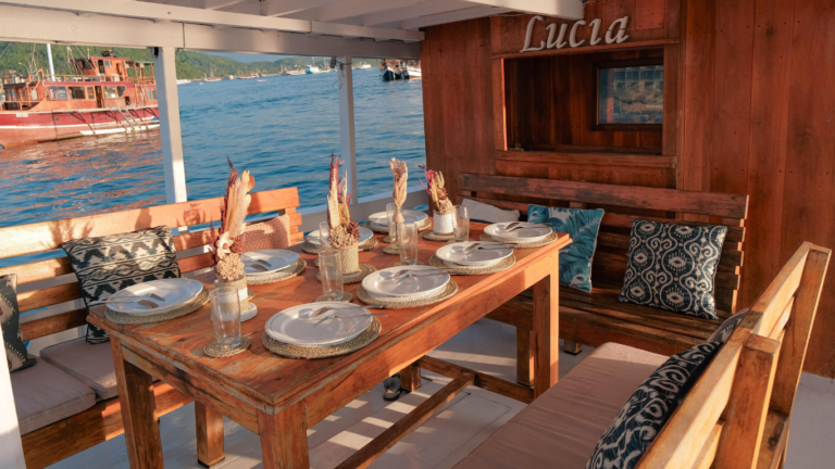 North Blue Phinisi, open trip labuan bajo, labuan bajo, open trip North Blue phinisi, komodo national park, komodo island, komodo dragon, pink beach, padar island, Kelor Island, Labuan Bajo tour, island hopping
