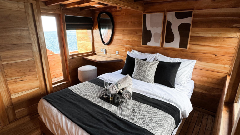 Black Beard Phinisi, open trip labuan bajo, labuan bajo, open trip Black Beard phinisi, komodo national park, komodo island, komodo dragon, pink beach, padar island, Kelor Island, Labuan Bajo tour