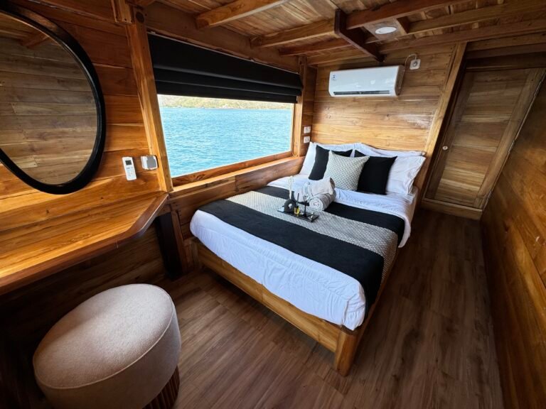 Black Beard Phinisi, open trip labuan bajo, labuan bajo, open trip Black Beard phinisi, komodo national park, komodo island, komodo dragon, pink beach, padar island, Kelor Island, Labuan Bajo tour