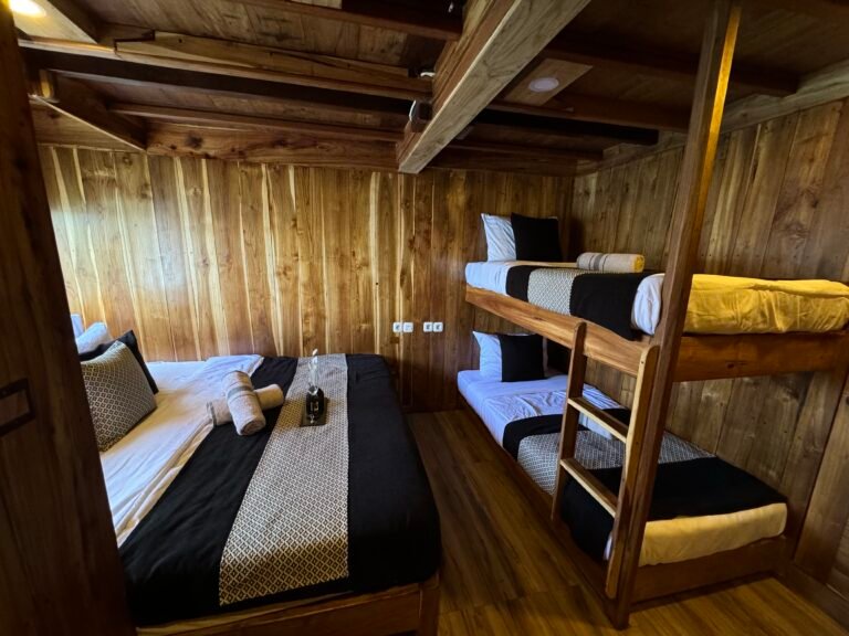 Black Beard Phinisi, open trip labuan bajo, labuan bajo, open trip Black Beard phinisi, komodo national park, komodo island, komodo dragon, pink beach, padar island, Kelor Island, Labuan Bajo tour