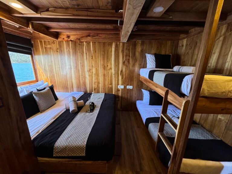 Black Beard Phinisi, open trip labuan bajo, labuan bajo, open trip Black Beard phinisi, komodo national park, komodo island, komodo dragon, pink beach, padar island, Kelor Island, Labuan Bajo tour