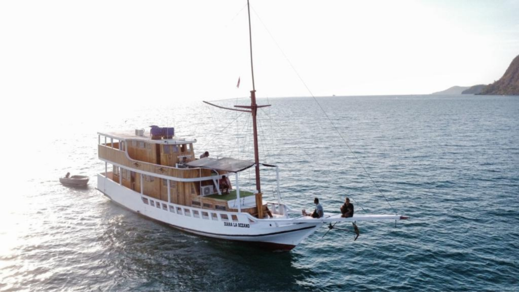 Diara La Oceano Phinisi, open trip labuan bajo, labuan bajo, open trip North Blue phinisi, komodo national park, komodo island, komodo dragon, pink beach, padar island, Kelor Island, Labuan Bajo tour, island hopping, Komodo Sailing Tour