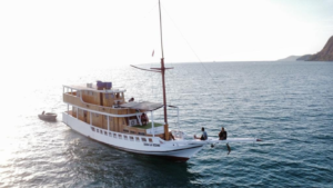 Diara La Oceano Phinisi, open trip labuan bajo, labuan bajo, open trip North Blue phinisi, komodo national park, komodo island, komodo dragon, pink beach, padar island, Kelor Island, Labuan Bajo tour, island hopping, Komodo Sailing Tour