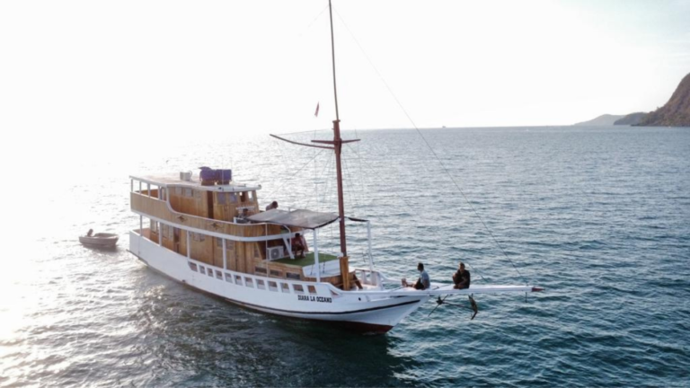 Diara La Oceano Phinisi, open trip labuan bajo, labuan bajo, open trip North Blue phinisi, komodo national park, komodo island, komodo dragon, pink beach, padar island, Kelor Island, Labuan Bajo tour, island hopping, Komodo Sailing Tour
