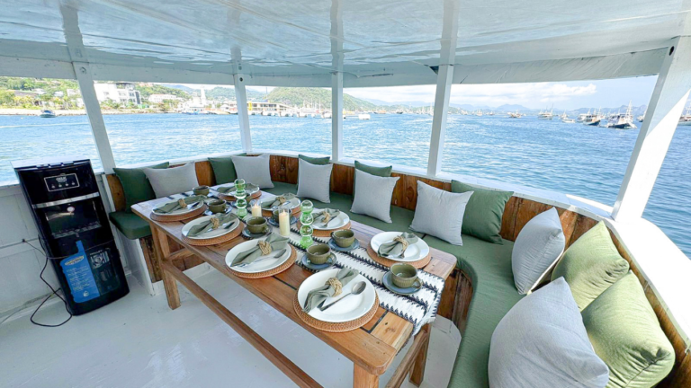Diara La Oceano Phinisi, open trip labuan bajo, labuan bajo, open trip North Blue phinisi, komodo national park, komodo island, komodo dragon, pink beach, padar island, Kelor Island, Labuan Bajo tour, island hopping, Komodo Sailing Tour