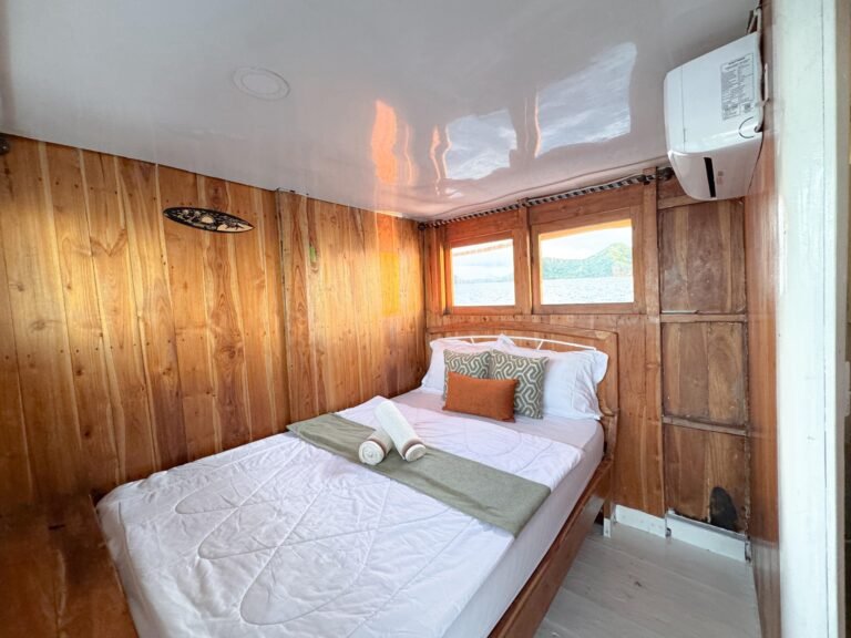 Diara La Oceano Phinisi, open trip labuan bajo, labuan bajo, open trip North Blue phinisi, komodo national park, komodo island, komodo dragon, pink beach, padar island, Kelor Island, Labuan Bajo tour, island hopping, Komodo Sailing Tour