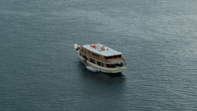 2d1n komodo tour, Senada Phinisi, open trip labuan bajo, labuan bajo, open trip senada phinisi, komodo national park, komodo island, komodo dragon, pink beach, padar island