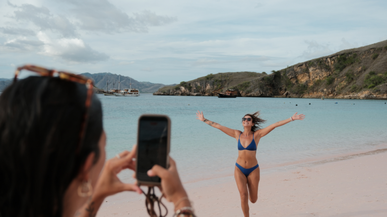 Pink Beach,Pantai Pink,Komodo Trip,Komod o Island,Open Trip Komodo Island,One Day Tour Labuan Bajo,komodo National Park,labuan bajo trip