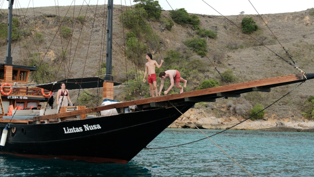Sail Komodo Tour, Komodo Dragon, Rinca Island, Komodo Island, Komodo National Park, Komodo Tour, Komodo Island Liveboard, kelor island, padar island, pink beach, sebayur island, desan komodo, komodo Sailing Tour, manta poinrt, manta rays