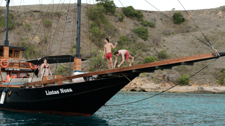 Sail Komodo Tour, Komodo Dragon, Rinca Island, Komodo Island, Komodo National Park, Komodo Tour, Komodo Island Liveboard, kelor island, padar island, pink beach, sebayur island, desan komodo, komodo Sailing Tour, manta poinrt, manta rays