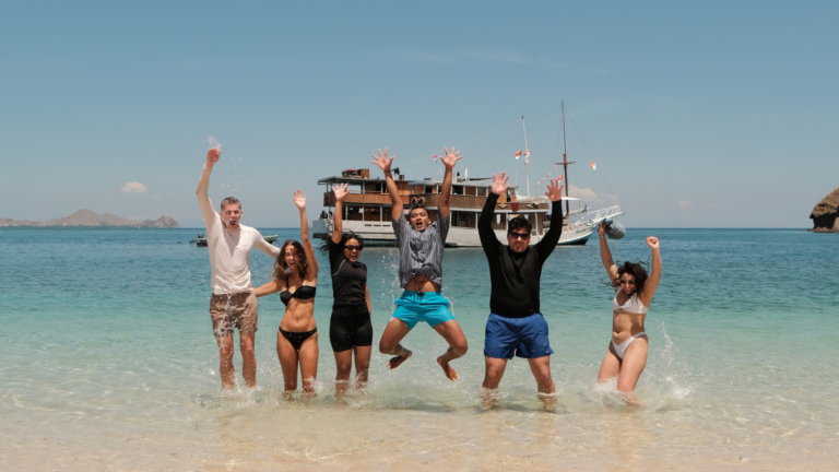 Sail Komodo Tour, Komodo Dragon, Rinca Island, Komodo Island, Komodo National Park, Komodo Tour, Komodo Island Liveboard, kelor island, padar island, pink beach, sebayur island
