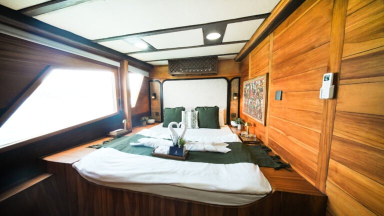 Navila Liveaboard, open trip labuan bajo, labuan bajo, open trip navila liveaboard, komodo national park, komodo island, komodo dragon, pink beach, padar island, 3 days 2 nights labuan bajo open trip, open trip labuan bajo, open trip komodo island, komodo sailing tour