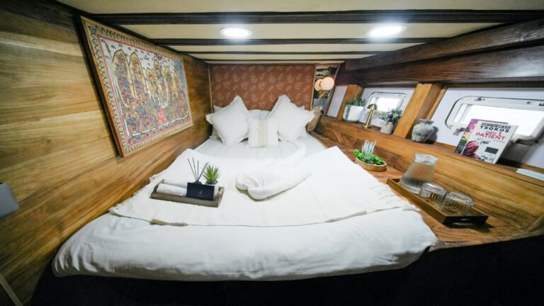 Navila Liveaboard, open trip labuan bajo, labuan bajo, open trip navila liveaboard, komodo national park, komodo island, komodo dragon, pink beach, padar island, 3 days 2 nights labuan bajo open trip, open trip labuan bajo, open trip komodo island, komodo sailing tour