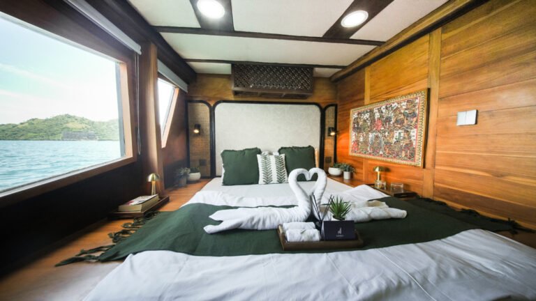 Navila Liveaboard, open trip labuan bajo, labuan bajo, open trip navila liveaboard, komodo national park, komodo island, komodo dragon, pink beach, padar island, 3 days 2 nights labuan bajo open trip, open trip labuan bajo, open trip komodo island, komodo sailing tour