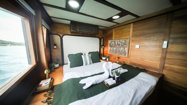 Navila Liveaboard, open trip labuan bajo, labuan bajo, open trip navila liveaboard, komodo national park, komodo island, komodo dragon, pink beach, padar island, 3 days 2 nights labuan bajo open trip, open trip labuan bajo, open trip komodo island, komodo sailing tour