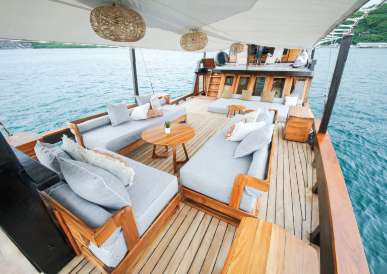 Navila Liveaboard, open trip labuan bajo, labuan bajo, open trip navila liveaboard, komodo national park, komodo island, komodo dragon, pink beach, padar island, 3 days 2 nights labuan bajo open trip, open trip labuan bajo, open trip komodo island, komodo sailing tour