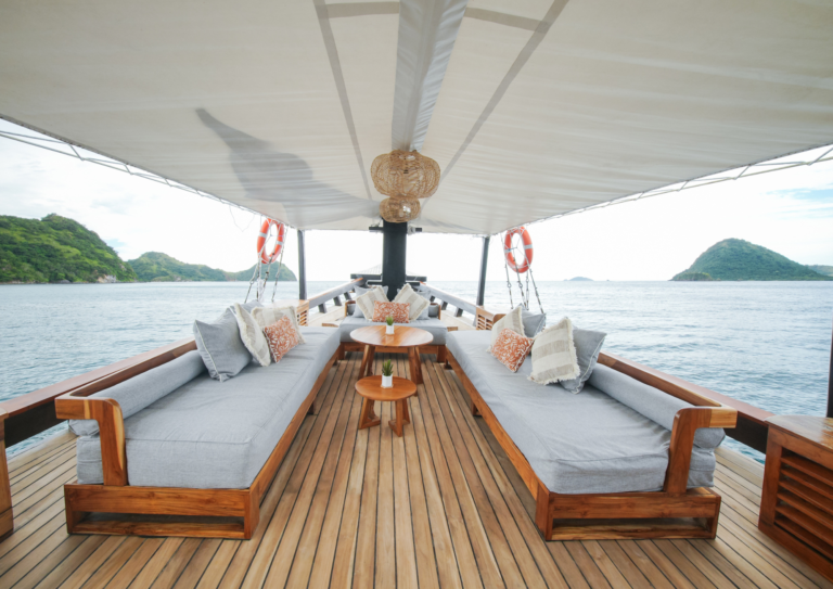 Navila Liveaboard, open trip labuan bajo, labuan bajo, open trip navila liveaboard, komodo national park, komodo island, komodo dragon, pink beach, padar island, 3 days 2 nights labuan bajo open trip, open trip labuan bajo, open trip komodo island, komodo sailing tour