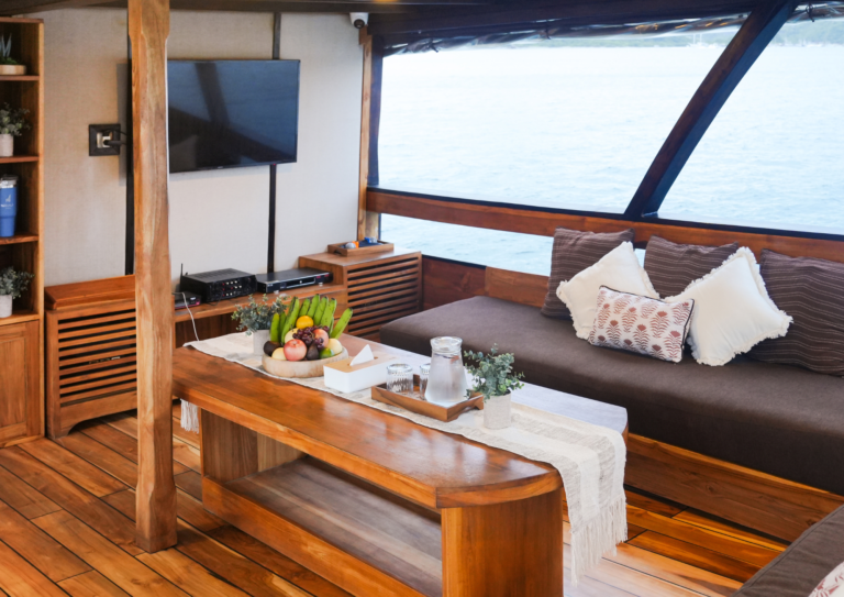 Navila Liveaboard, open trip labuan bajo, labuan bajo, open trip navila liveaboard, komodo national park, komodo island, komodo dragon, pink beach, padar island, 3 days 2 nights labuan bajo open trip, open trip labuan bajo, open trip komodo island, komodo sailing tour
