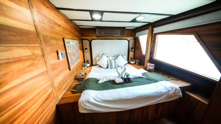 Navila Liveaboard, open trip labuan bajo, labuan bajo, open trip navila liveaboard, komodo national park, komodo island, komodo dragon, pink beach, padar island, 3 days 2 nights labuan bajo open trip, open trip labuan bajo, open trip komodo island, komodo sailing tour