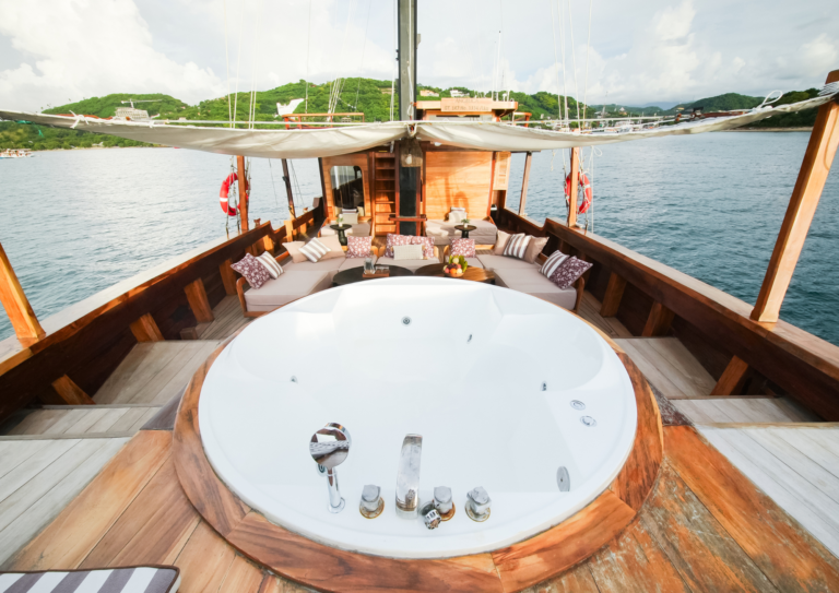 Angelica Liveaboard, open trip labuan bajo, labuan bajo, open trip navila liveaboard, komodo national park, komodo island, komodo dragon, pink beach, padar island, 3 days 2 nights labuan bajo open trip, open trip labuan bajo, open trip komodo island, komodo sailing tour