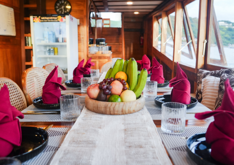 Navila Liveaboard, open trip labuan bajo, labuan bajo, open trip navila liveaboard, komodo national park, komodo island, komodo dragon, pink beach, padar island, 3 days 2 nights labuan bajo open trip, open trip labuan bajo, open trip komodo island, komodo sailing tour