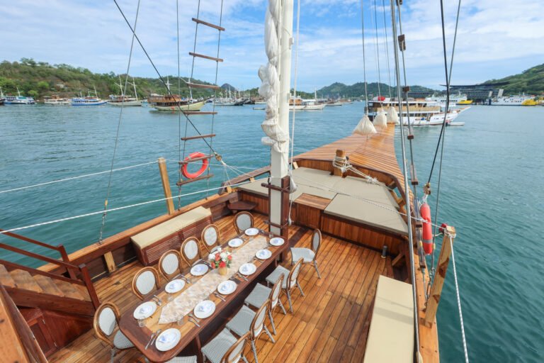 Elrora Liveaboard, open trip labuan bajo, labuan bajo, open trip la dyana phinisi, komodo national park, komodo island, komodo dragon, pink beach, padar island, 3 days 2 nights labuan bajo open trip, open trip labuan bajo, open trip komodo island
