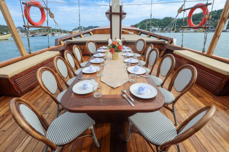 Elrora Liveaboard, open trip labuan bajo, labuan bajo, open trip la dyana phinisi, komodo national park, komodo island, komodo dragon, pink beach, padar island, 3 days 2 nights labuan bajo open trip, open trip labuan bajo, open trip komodo island