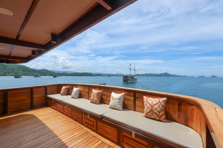 Elrora Liveaboard, open trip labuan bajo, labuan bajo, open trip la dyana phinisi, komodo national park, komodo island, komodo dragon, pink beach, padar island, 3 days 2 nights labuan bajo open trip, open trip labuan bajo, open trip komodo island