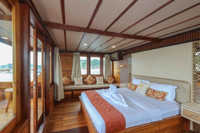 Elrora Liveaboard, open trip labuan bajo, labuan bajo, open trip la dyana phinisi, komodo national park, komodo island, komodo dragon, pink beach, padar island, 3 days 2 nights labuan bajo open trip, open trip labuan bajo, open trip komodo island, komodo sailing tour