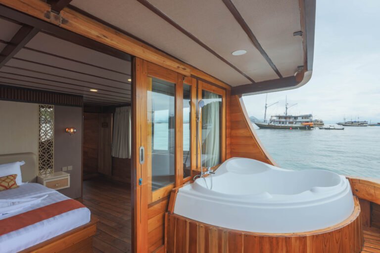 Elrora Liveaboard, open trip labuan bajo, labuan bajo, open trip la dyana phinisi, komodo national park, komodo island, komodo dragon, pink beach, padar island, 3 days 2 nights labuan bajo open trip, open trip labuan bajo, open trip komodo island