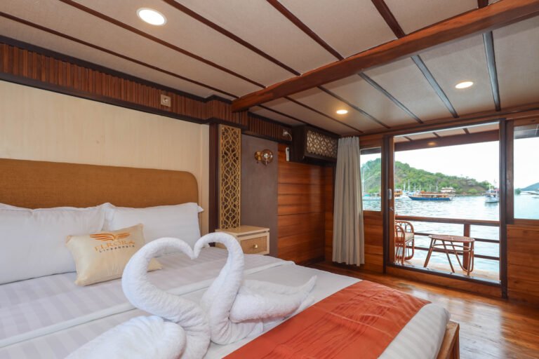 Elrora Liveaboard, open trip labuan bajo, labuan bajo, open trip la dyana phinisi, komodo national park, komodo island, komodo dragon, pink beach, padar island, 3 days 2 nights labuan bajo open trip, open trip labuan bajo, open trip komodo island, komodo sailing tour