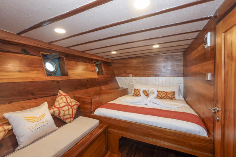 Elrora Liveaboard, open trip labuan bajo, labuan bajo, open trip la dyana phinisi, komodo national park, komodo island, komodo dragon, pink beach, padar island, 3 days 2 nights labuan bajo open trip, open trip labuan bajo, open trip komodo island