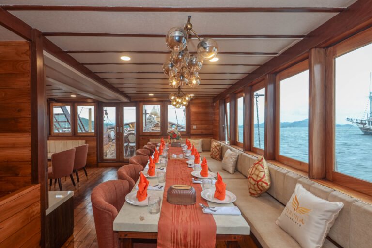 Elrora Liveaboard, open trip labuan bajo, labuan bajo, open trip la dyana phinisi, komodo national park, komodo island, komodo dragon, pink beach, padar island, 3 days 2 nights labuan bajo open trip, open trip labuan bajo, open trip komodo island