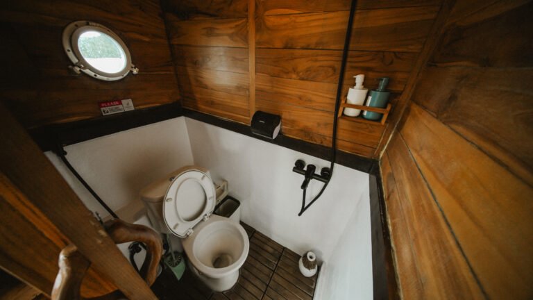 Navila Liveaboard, open trip labuan bajo, labuan bajo, open trip navila liveaboard, komodo national park, komodo island, komodo dragon, pink beach, padar island, 3 days 2 nights labuan bajo open trip, open trip labuan bajo, open trip komodo island, komodo sailing tour