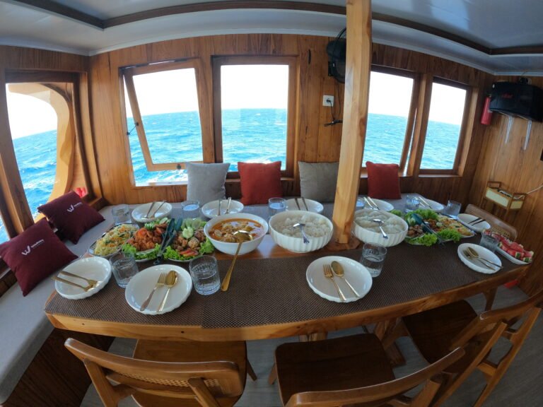 Woodwave Liveaboard, open trip labuan bajo, labuan bajo, open trip navila liveaboard, komodo national park, komodo island, komodo dragon, pink beach, padar island, 3 days 2 nights labuan bajo open trip, open trip labuan bajo, open trip komodo island, komodo sailing tour