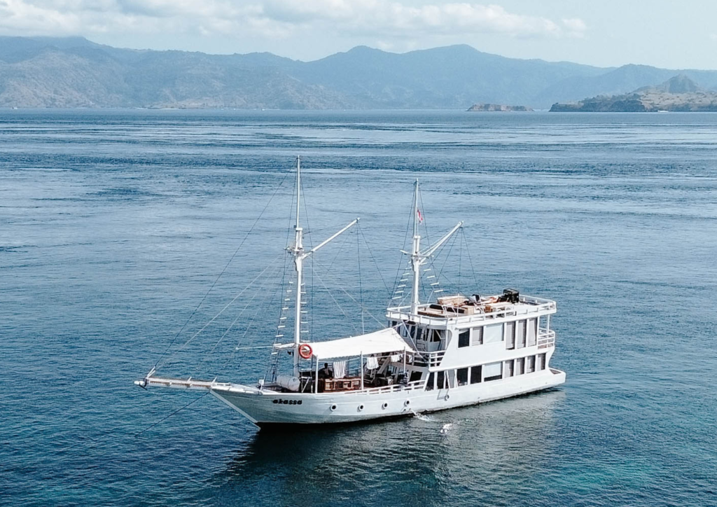 Akassa Cruise, open trip labuan bajo, labuan bajo, open trip navila liveaboard, komodo national park, komodo island, komodo dragon, pink beach, padar island, 3 days 2 nights labuan bajo open trip, open trip labuan bajo, open trip komodo island, komodo sailing tour
