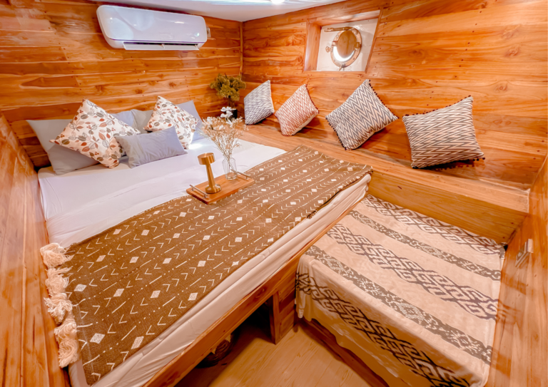 Semesta Liveaboard, open trip labuan bajo, labuan bajo, open trip navila liveaboard, komodo national park, komodo island, komodo dragon, pink beach, padar island, 3 days 2 nights labuan bajo open trip, open trip labuan bajo, open trip komodo island, komodo sailing tour