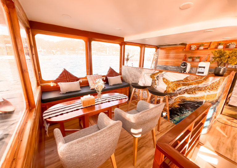 Semesta Liveaboard, open trip labuan bajo, labuan bajo, open trip navila liveaboard, komodo national park, komodo island, komodo dragon, pink beach, padar island, 3 days 2 nights labuan bajo open trip, open trip labuan bajo, open trip komodo island, komodo sailing tour