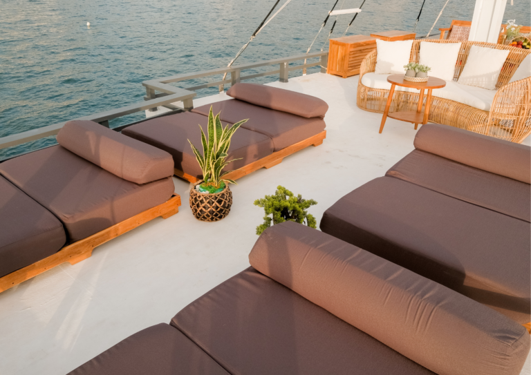 Semesta Liveaboard, open trip labuan bajo, labuan bajo, open trip navila liveaboard, komodo national park, komodo island, komodo dragon, pink beach, padar island, 3 days 2 nights labuan bajo open trip, open trip labuan bajo, open trip komodo island, komodo sailing tour