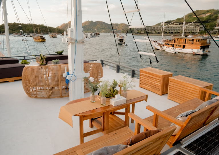 Semesta Liveaboard, open trip labuan bajo, labuan bajo, open trip navila liveaboard, komodo national park, komodo island, komodo dragon, pink beach, padar island, 3 days 2 nights labuan bajo open trip, open trip labuan bajo, open trip komodo island, komodo sailing tour