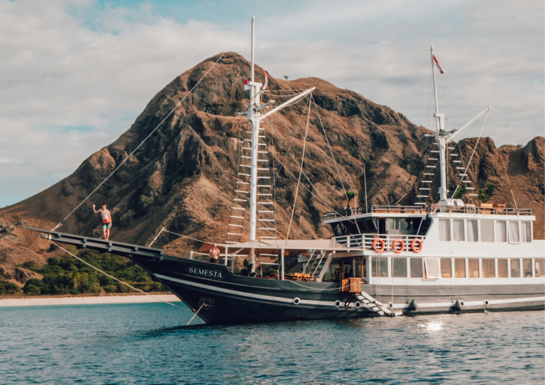 Semesta Liveaboard, open trip labuan bajo, labuan bajo, open trip navila liveaboard, komodo national park, komodo island, komodo dragon, pink beach, padar island, 3 days 2 nights labuan bajo open trip, open trip labuan bajo, open trip komodo island, komodo sailing tour