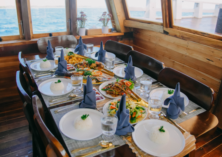Akassa Cruise, open trip labuan bajo, labuan bajo, open trip navila liveaboard, komodo national park, komodo island, komodo dragon, pink beach, padar island, 3 days 2 nights labuan bajo open trip, open trip labuan bajo, open trip komodo island, komodo sailing tour