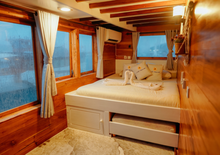 Natural 01 Liveaboard, open trip labuan bajo, labuan bajo, open trip navila liveaboard, komodo national park, komodo island, komodo dragon, pink beach, padar island, 3 days 2 nights labuan bajo open trip, open trip labuan bajo, open trip komodo island, komodo sailing tour