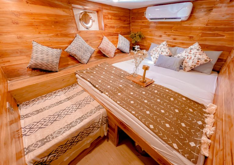 Semesta Liveaboard, open trip labuan bajo, labuan bajo, open trip navila liveaboard, komodo national park, komodo island, komodo dragon, pink beach, padar island, 3 days 2 nights labuan bajo open trip, open trip labuan bajo, open trip komodo island, komodo sailing tour