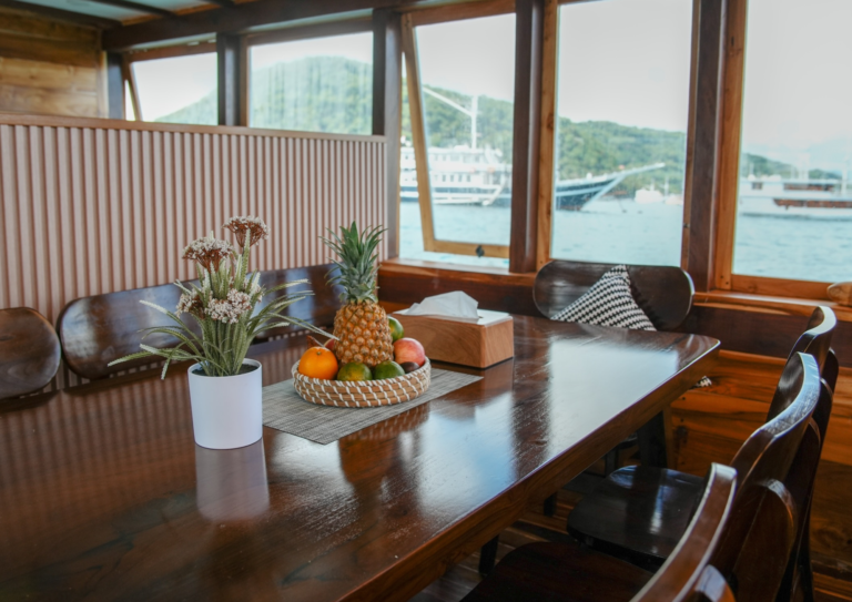 Akassa Cruise, open trip labuan bajo, labuan bajo, open trip navila liveaboard, komodo national park, komodo island, komodo dragon, pink beach, padar island, 3 days 2 nights labuan bajo open trip, open trip labuan bajo, open trip komodo island, komodo sailing tour